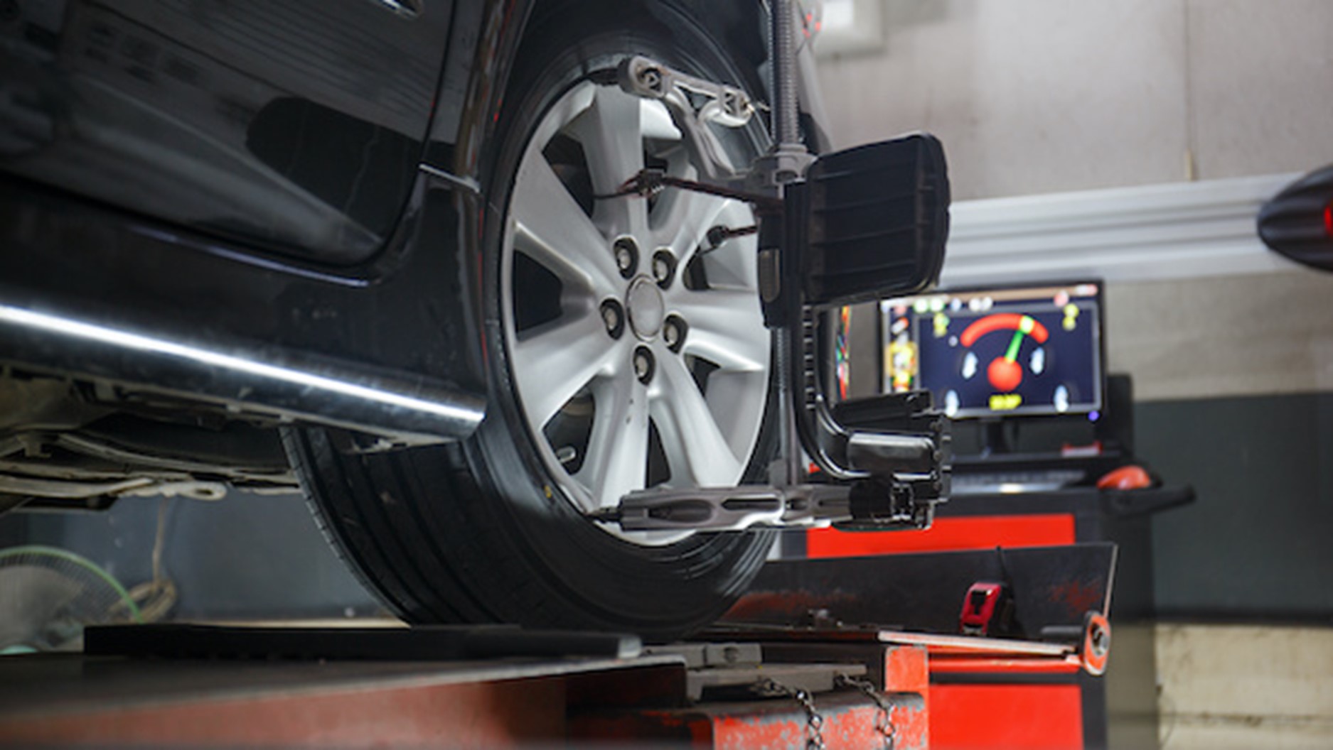 Car on Wheel Alignment Machine